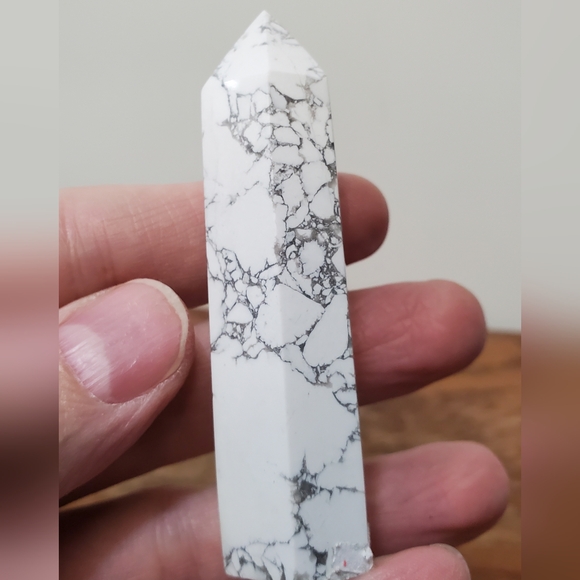 Howlite Crystal Tower - Picture 8 of 9